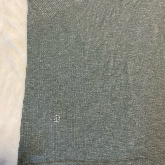 Men's Lululemon Metal Vent Tech Short Sleeve Gray Shirt - Picture 7 of 11